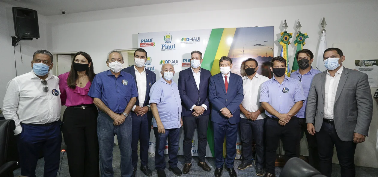 Governador ao lado de Arthur Lira e autoridades