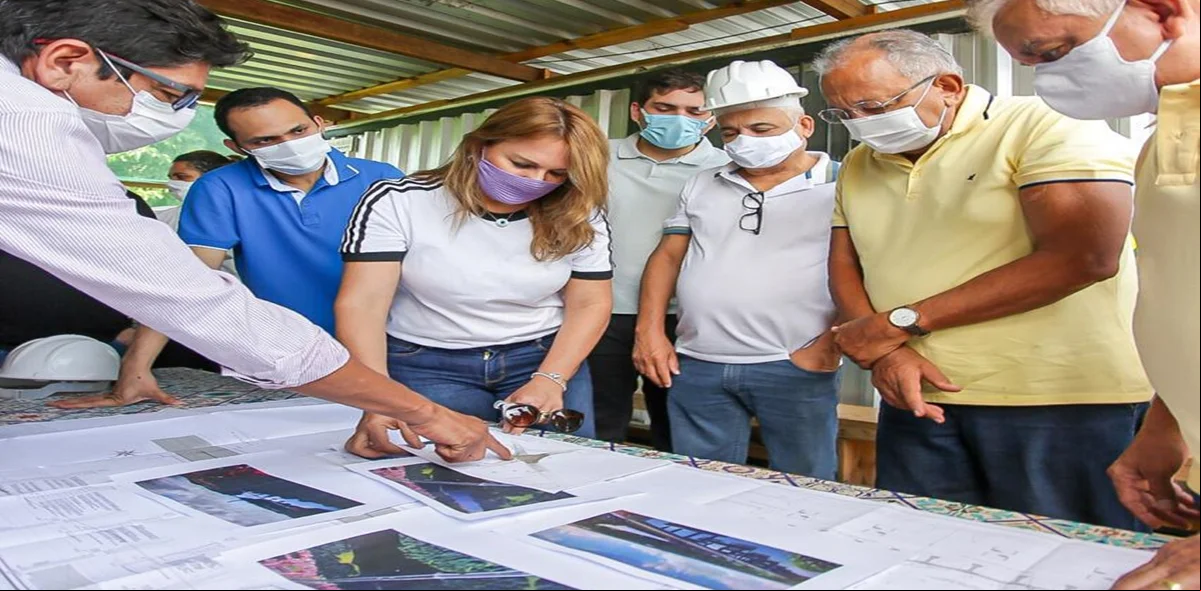 Prefeito vendo a planta da obra