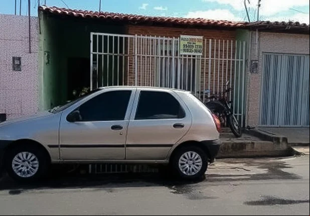 Carro do jornalista Raimundo Lima