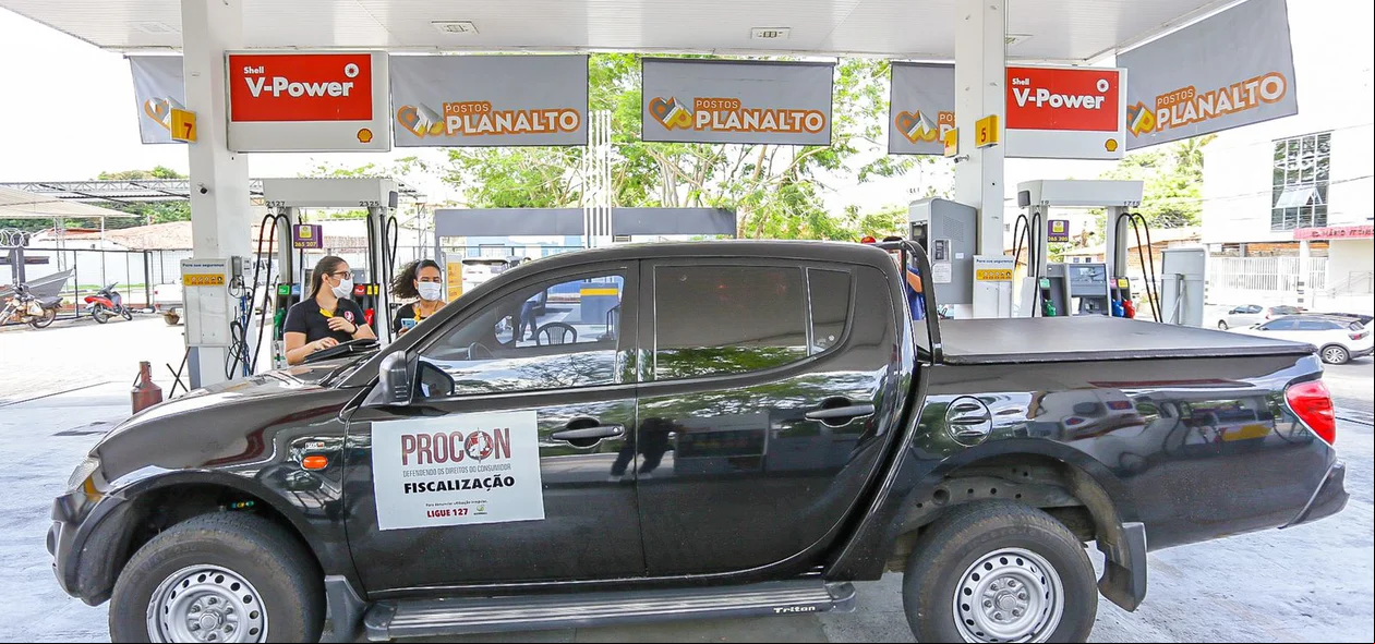 Veículo do Procon durante fiscalização nos postos
