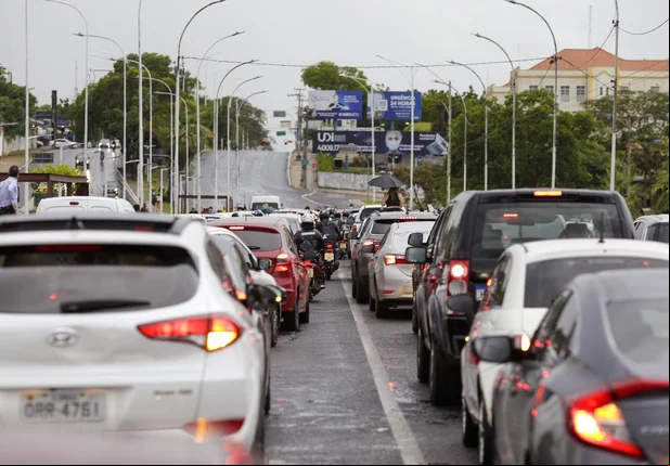 Pais bloqueiam Ponte Juscelino Kubistchek contra suspensão das aulas