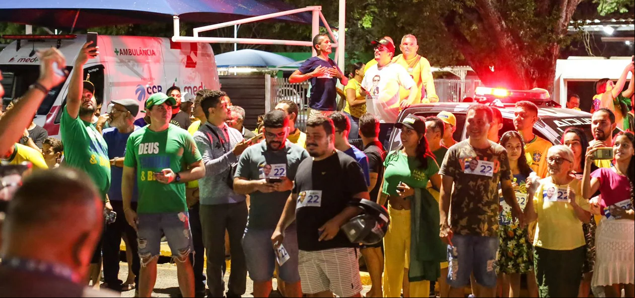 Eleitores foram recepcionar o presidente