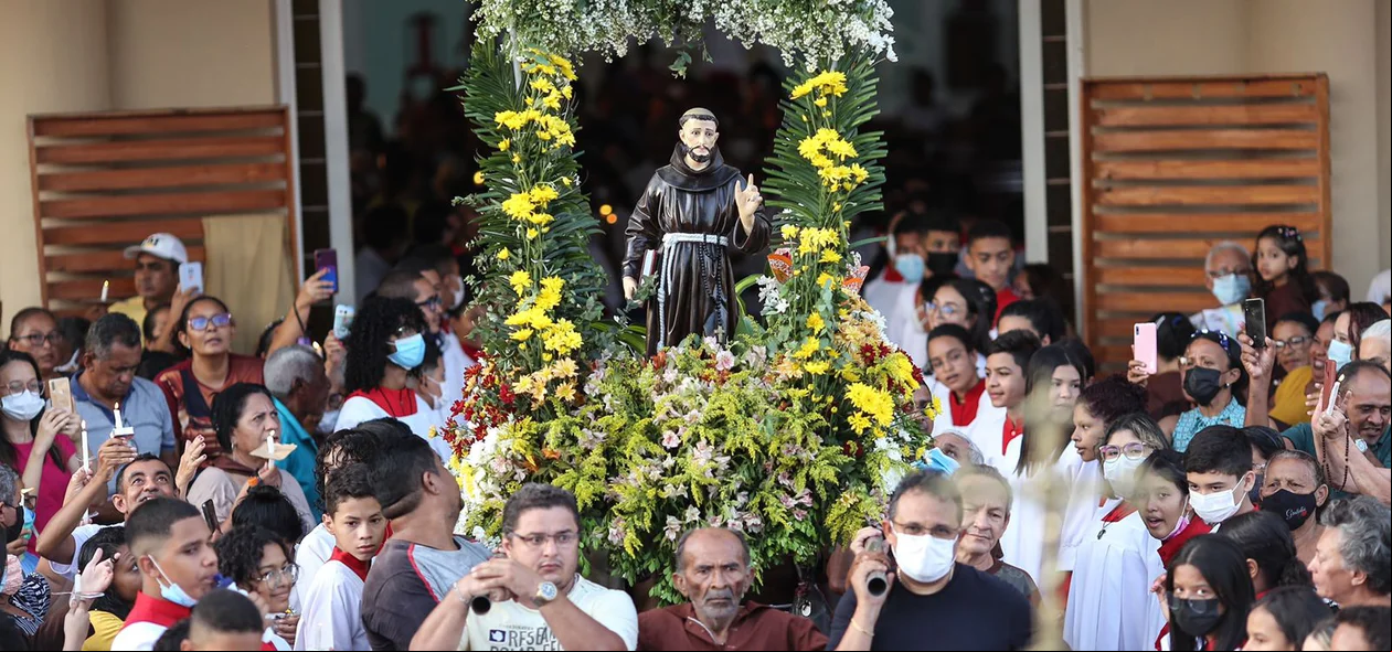 Imagem de São Francisco de Assis saindo da igreja