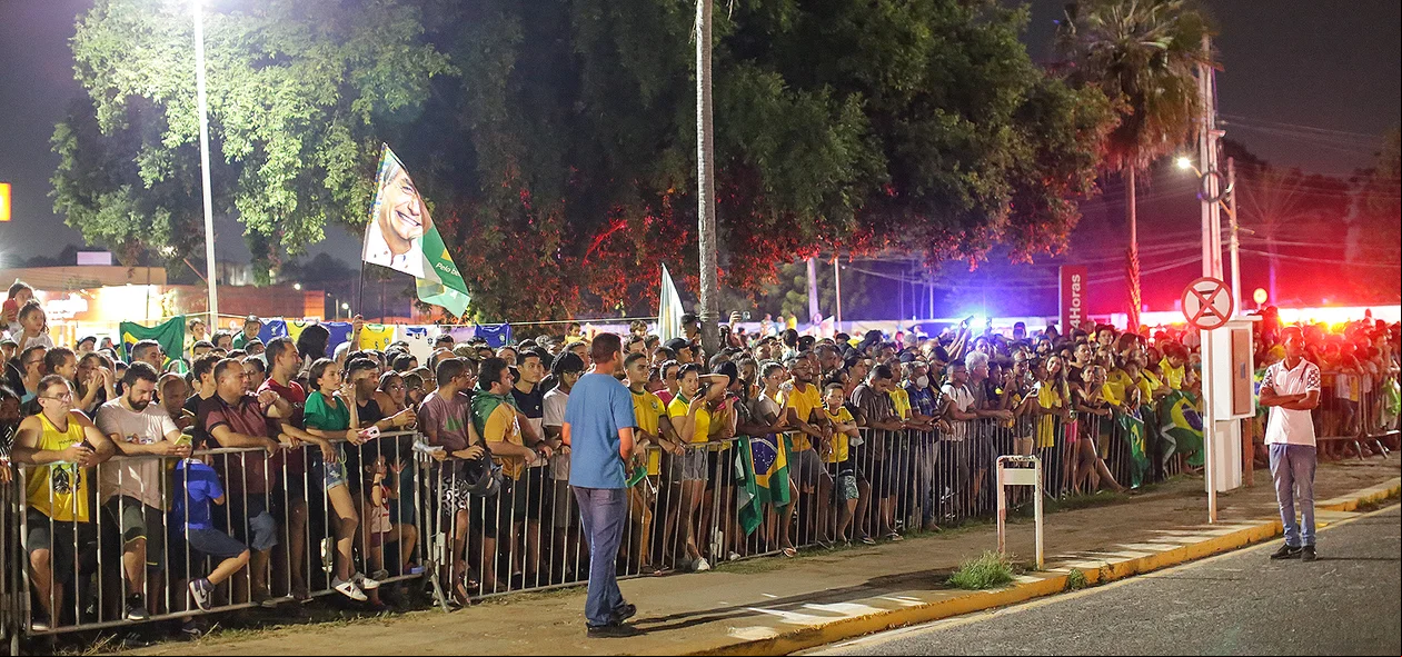 Multidão na chegada do Presidente