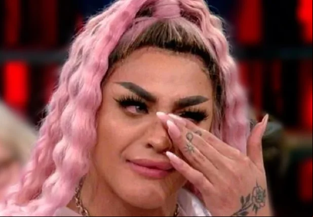 Pabllo Vittar cai do palco durante show em Manaus