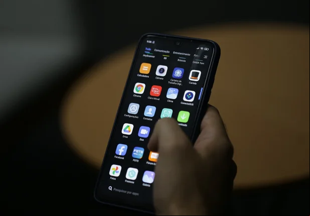 Aparelho celular em uso para ligação