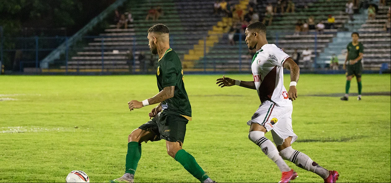 Jogo aconteceu depois de uma forte chuva