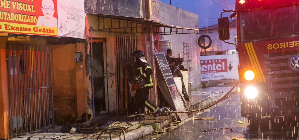 Corpo de bombeiros no local