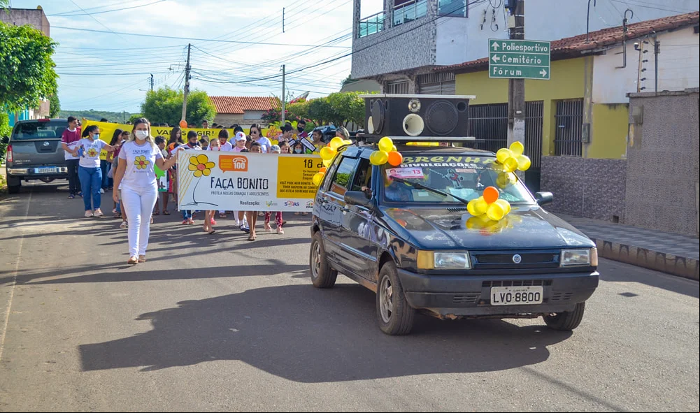 Carro de som durante caminhada