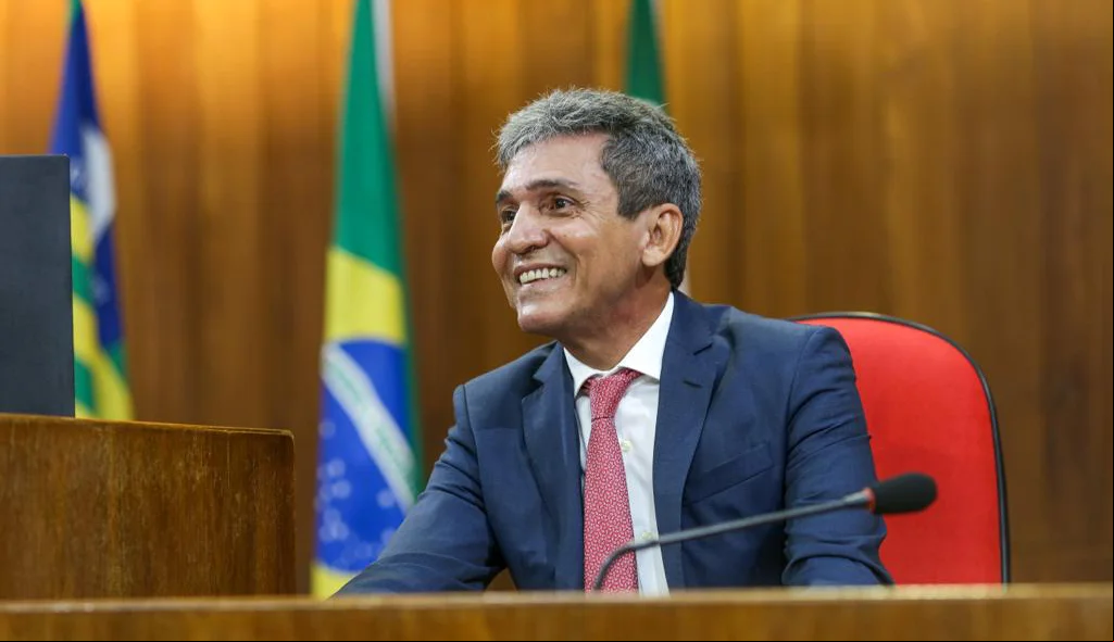 Desembargador Arnaldo Boson Paes recebe título na Alepi