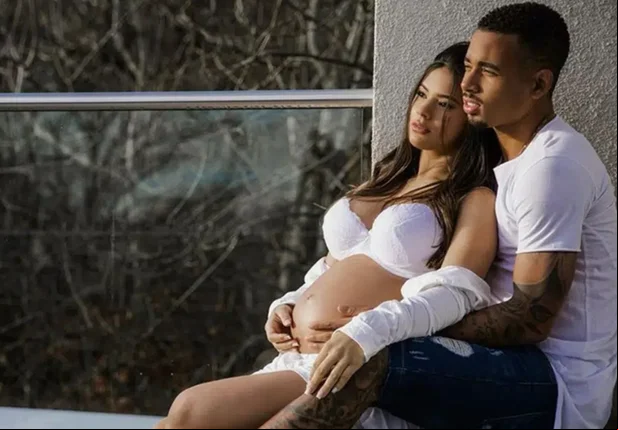 Gabriel Jesus e companheira