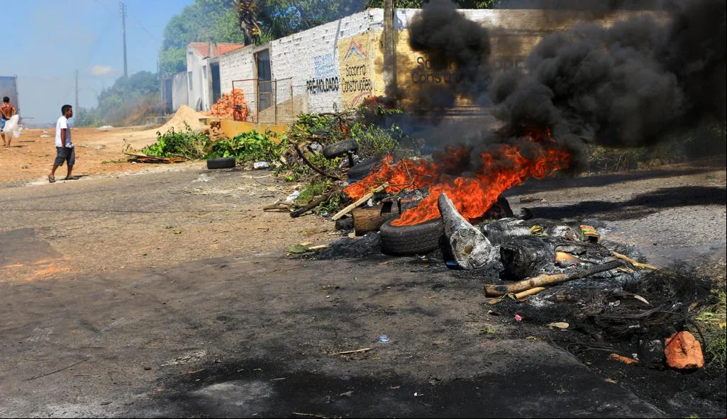 Moradores ateiam fogo em forma de protesto