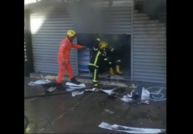 Incêndio destrói loja de roupas em Piripiri