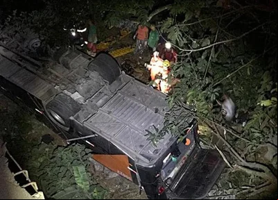 Ônibus com time de futebol cai de ponte na BR-116 em Além Paraíba