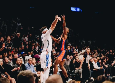 Seth Curry realizando arremesso para bola de três pontos