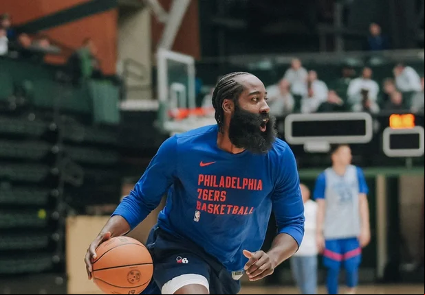 James Harden participou do treinamento dos Sixers na Califórnia
