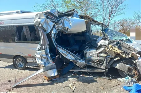 Van ficou totalmente destruída