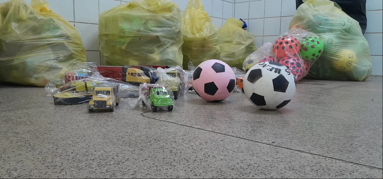A sociedade civil também participou das doações de mais de 500 brinquedos