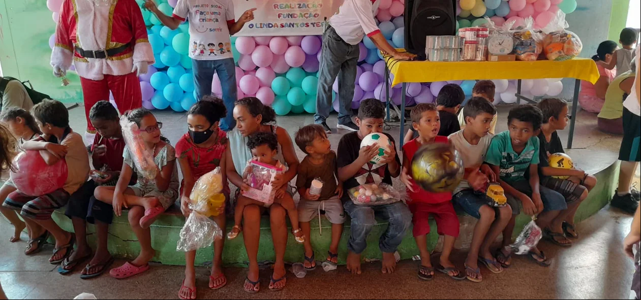 Crianças depois de receber os presentes