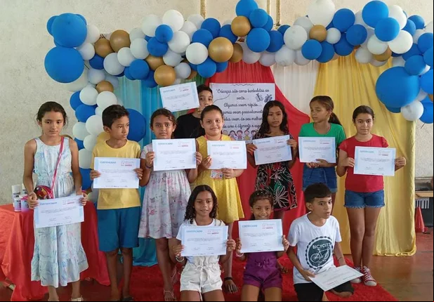 Crianças recebendo os certificados