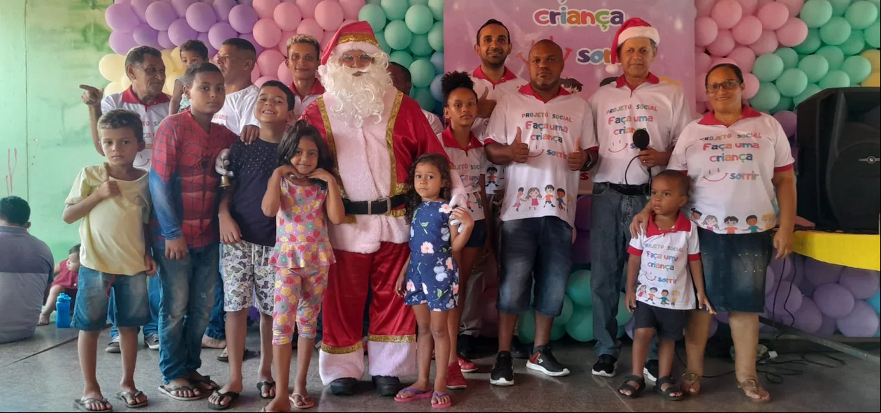 Equipe coordenando a ação social e os baixinhos