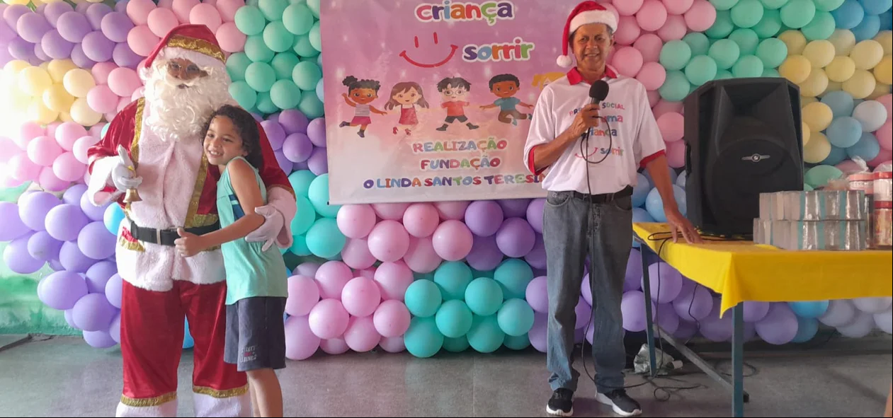 Irmão Gilvan, idealizador do projeto "Faça uma criança sorrir", ao lado Papai Noel, que entregava um presente