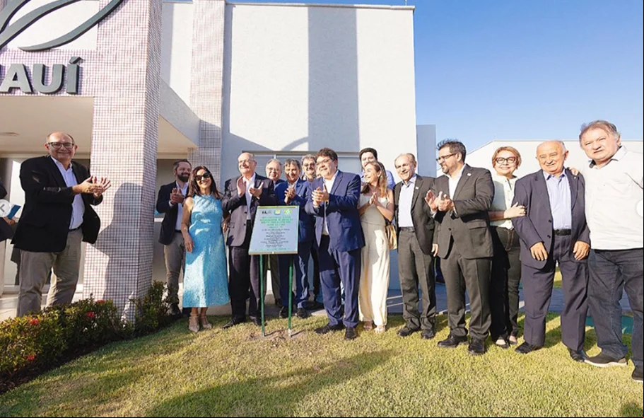 Políticos estiveram presentes na cerimônia de inauguração