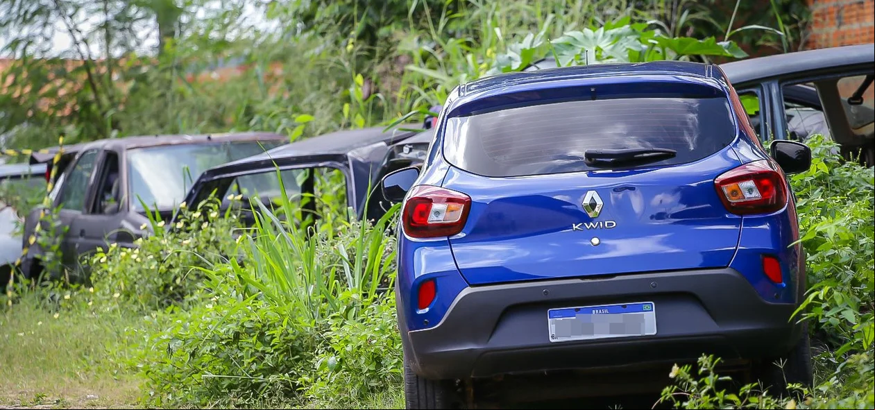 Carro foi encontrado abandonado nesta segunda