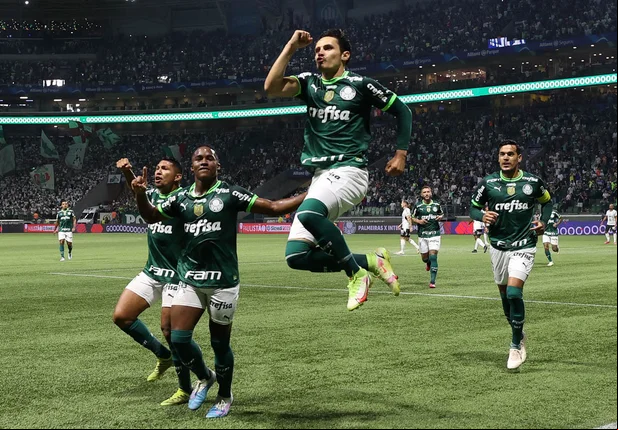 Jogadores do Palmeiras comemorando gol diante da Inter de Limeira pelo Paulistão