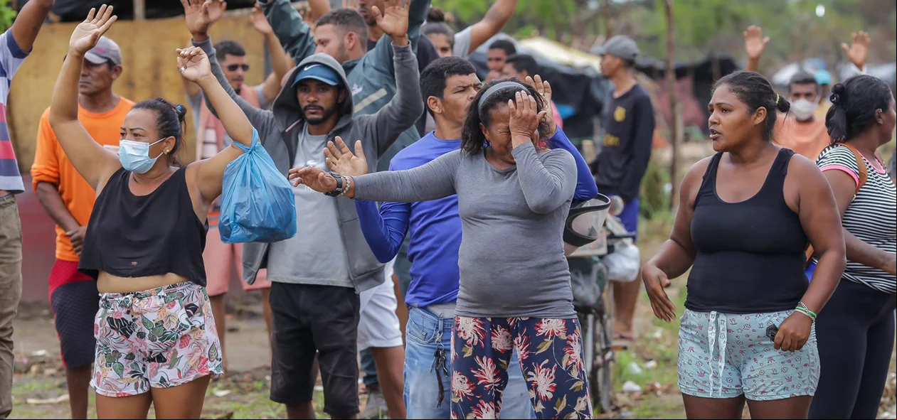 Moradores do bairro Teresina Sul protestando contra a ordem de despejo