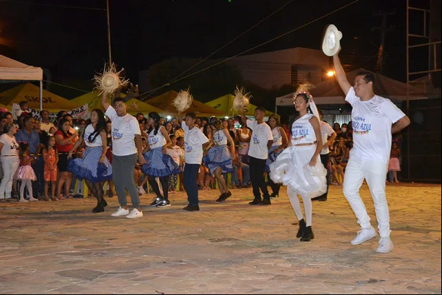 As apresentações começaram com uma quadrilha organizada pelo Grupo de Ballet Bailart