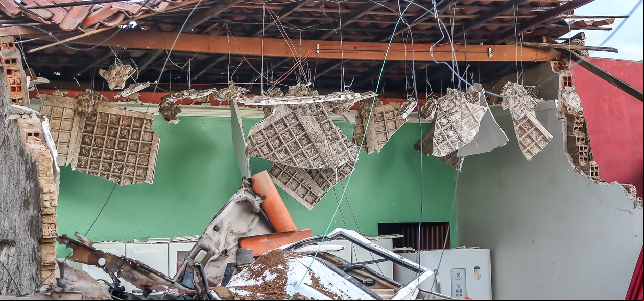Carreta desgovernada destruiu a casa