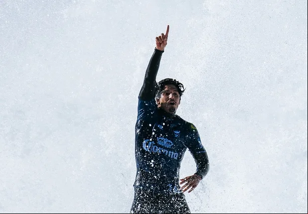 Gabriel Medina se classifica às semis de J-Bay