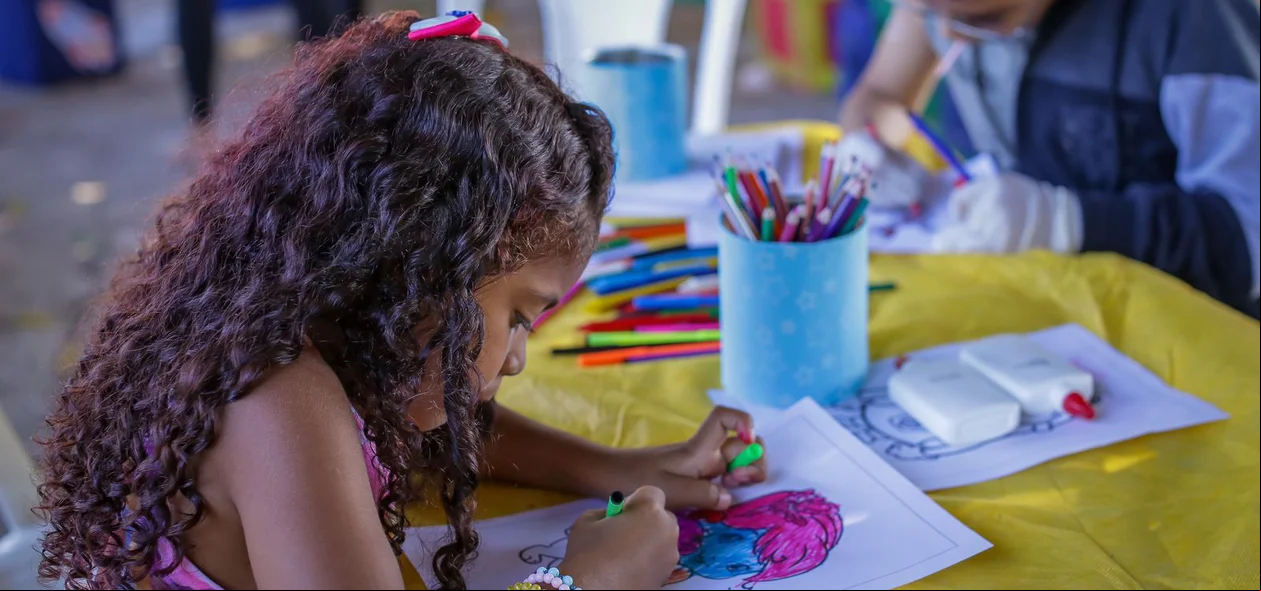Crianças fazendo pinturas