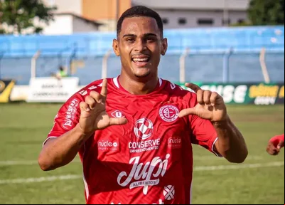 Luiz Eduardo foi o autor do único gol da partida