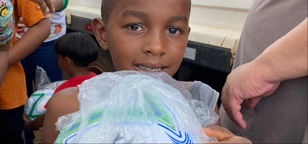 Criança com brinquedo
