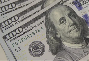 Dólar despenca a R$ 5,56 e volta a atingir menor valor em 8 meses