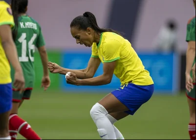 Adriana comemora classificação do Brasil para final da Copa Ouro