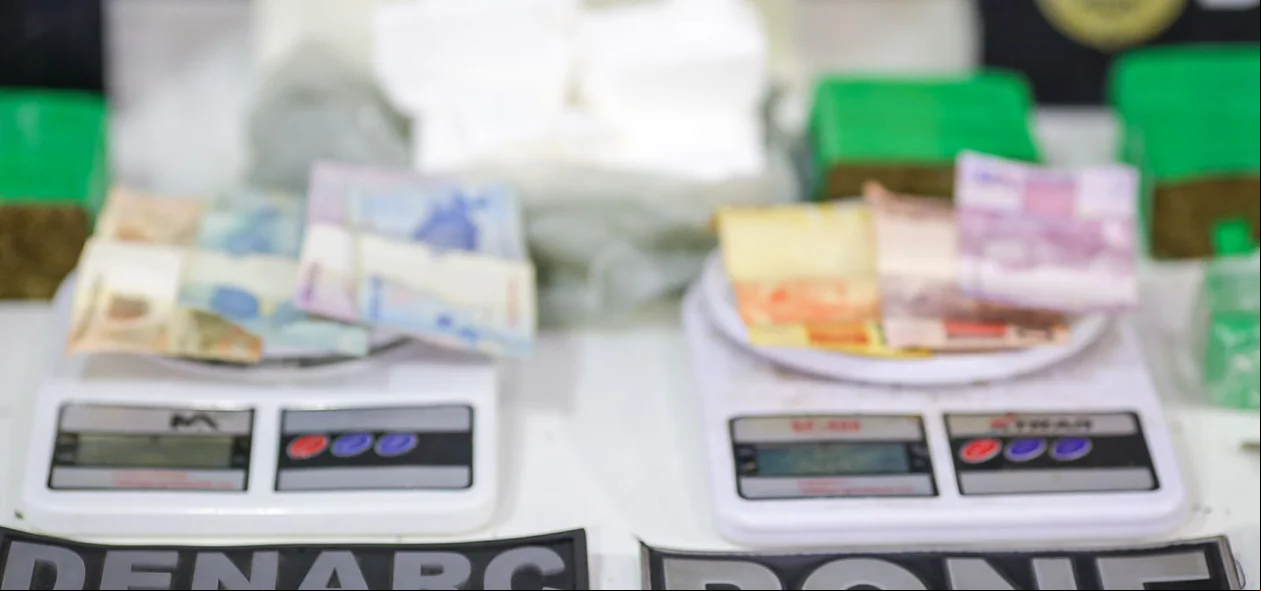 Balanças de precisão e dinheiro em espécie