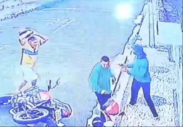 Tentativa de assalto acaba com bandidos levando "capacetadas"