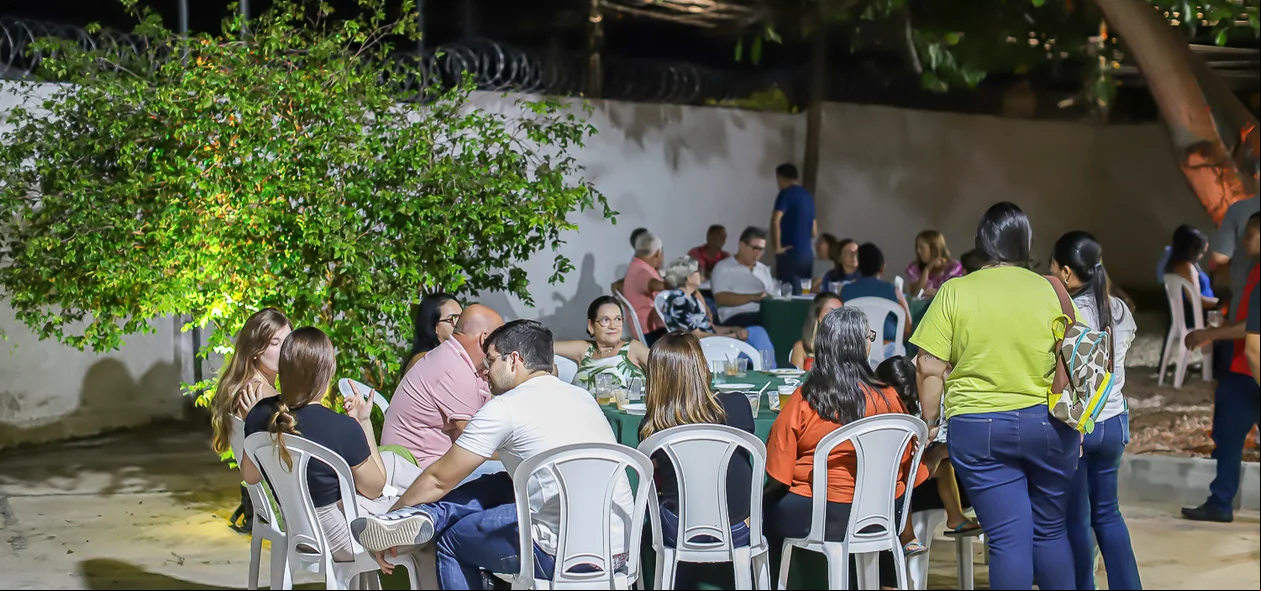 Amigos prestigiando a inauguração