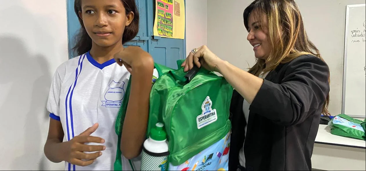 Prefeitas Ivanária Sampaio entregando os kits
