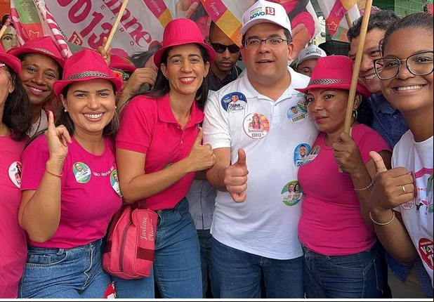 Iasminne Pinheiro ao lado do governador Rafael Fonteles e apoiadores no Centro de Teresina