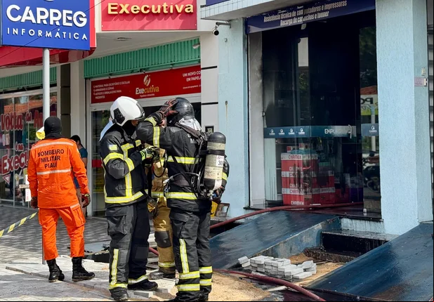Bombeiros combatem incêndio em loja de Parnaíba