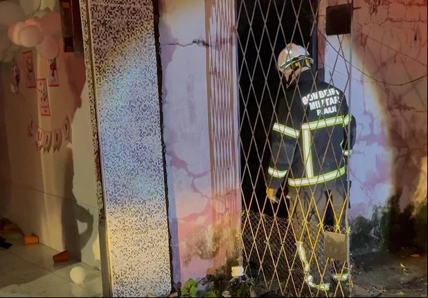 Bombeiros apagaram o fogo na residência