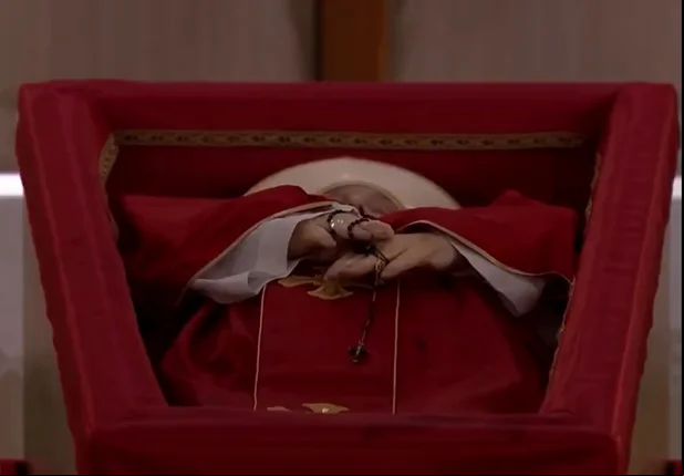 Papa Francisco segura rosário