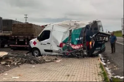 Ambulância do Samu capota e deixa oito feridos no Ceará