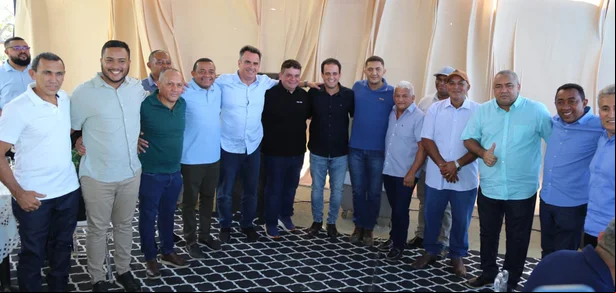 Ciro com grupo de prefeitos e lideranças