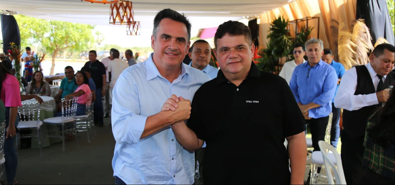 Encontro entre políticos durante almoço