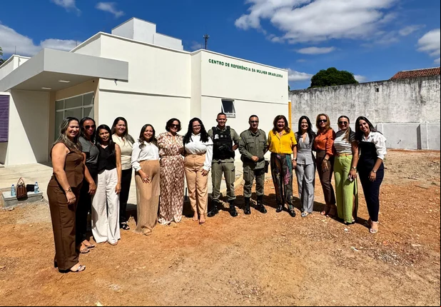 Equipe durante a visita do prefeito as obras do Centro de Referência da Mulher